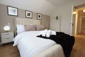 Room - Modern 5BR Home new (Bristol)