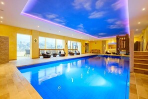 Una piscina cubierta