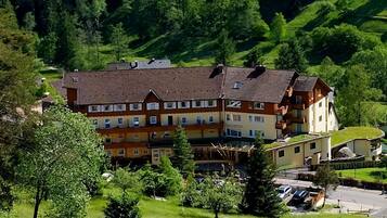 Vista frontal de la propiedad