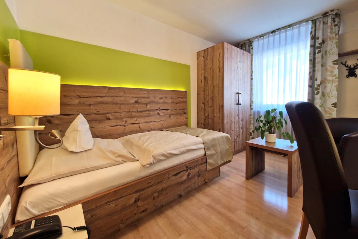 Comfort Einzelzimmer | Két bảo mật tại phòng, bàn, truy cập Internet không dây miễn phí
