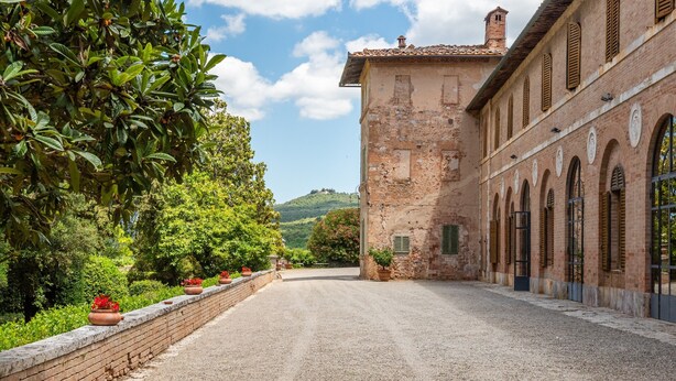 A historic building with a courtyard, brick walls, and arched windows. - Apartment at Tenuta Bichi Borghesi Farm (Monteriggioni)