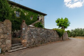 Exterior - Apartment at Tenuta Bichi Borghesi Farm (Monteriggioni)