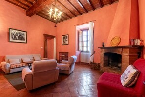 Televisión y chimenea 