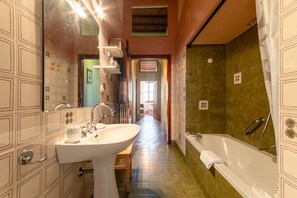 Shower, towels - Apartment at Tenuta Bichi Borghesi Farm (Monteriggioni)