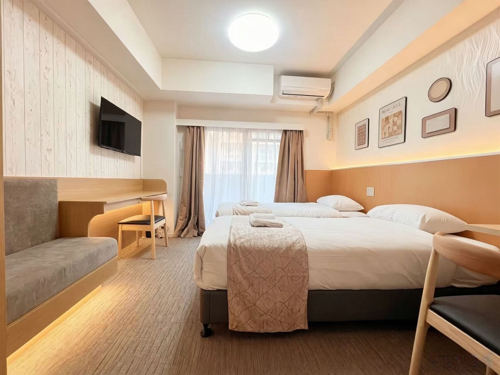 Down duvets, desk, free WiFi