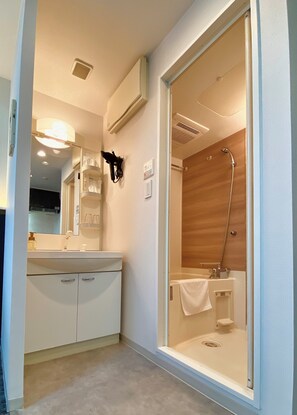 컴포트 트윈룸, 발코니, 시내 전망 | 욕실