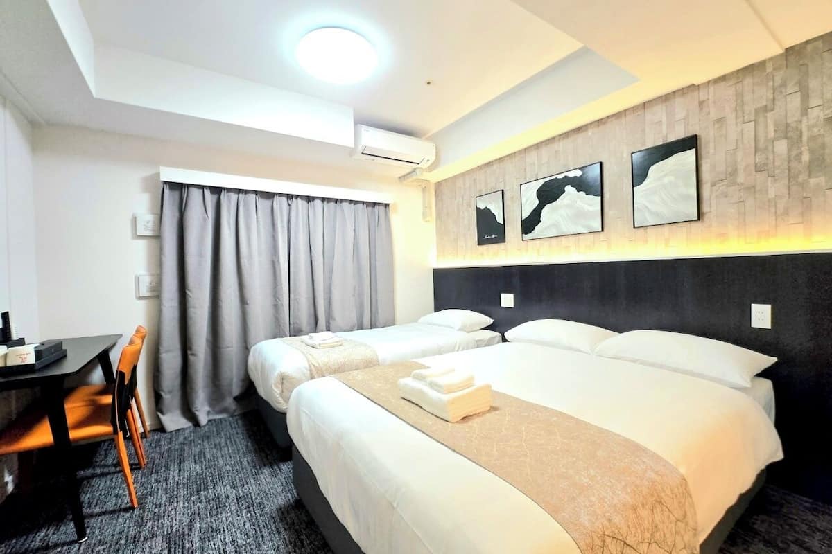 Kolmen hengen comfort-huone, parveke, kaupunkinäköala