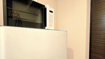 Phòng 3 tiện nghi đơn giản, ban công, quang cảnh thành phố | Bếp riêng