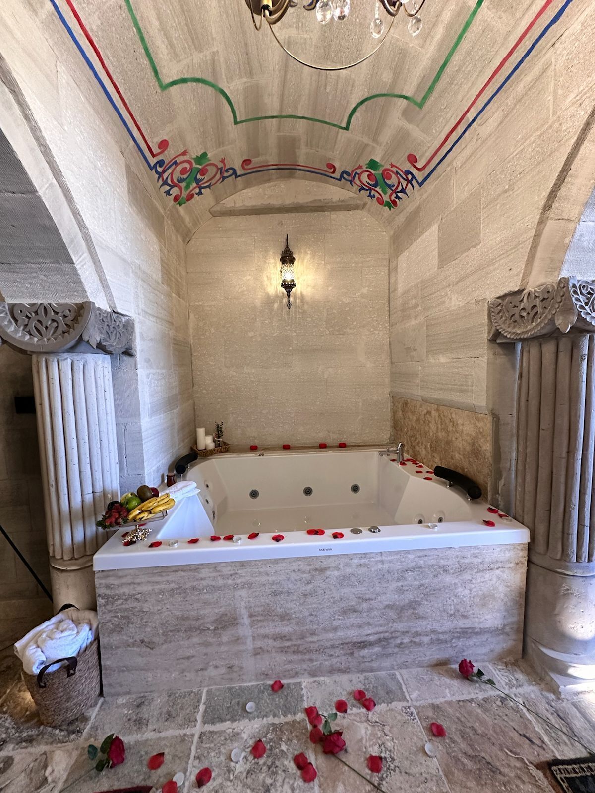 Chambre Double Majestueuse | Salle de bain | Articles de toilette gratuits, sèche-cheveux, serviettes fournies, savon