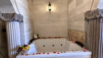 Chambre Double Majestueuse | Salle de bain | Articles de toilette gratuits, sèche-cheveux, serviettes fournies, savon