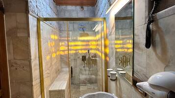 Deluxe Double Room | Bathroom