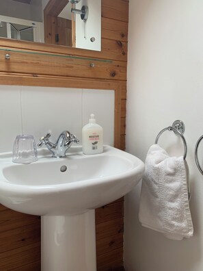 Bathroom - Pen y Graig - The Loft B&B (Holyhead)