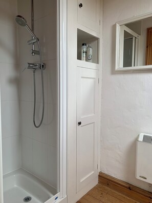 Double Room | Bathroom - Pen y Graig - The Loft B&B (Holyhead)