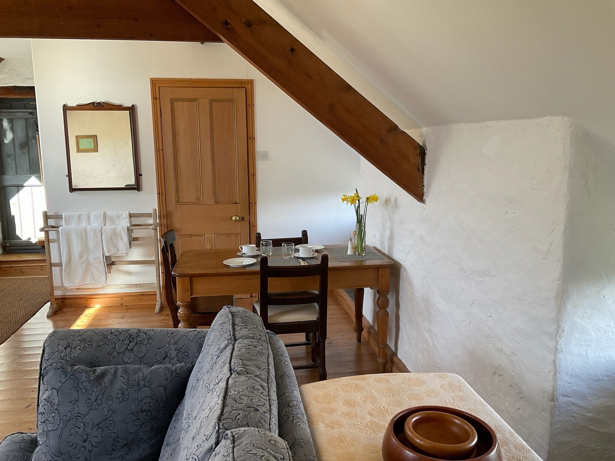 Une pièce chaleureuse avec une table à manger en bois, un canapé et un banc en bois.
