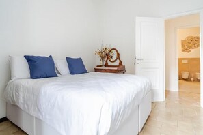 Luxury-Apartment, Balkon, Blick auf den Innenhof