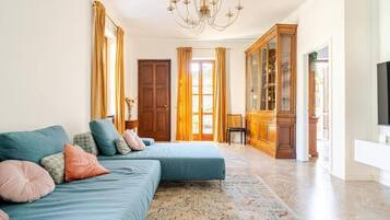 Luxury Apartment, Balcony, Courtyard View | Living area