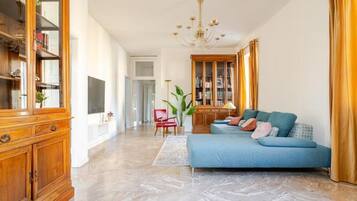 Appartamento Luxury, balcone, vista cortile | Area soggiorno | TV