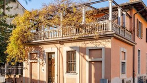 A two-story building with a balcony, a door, and a window. - Terrazze Di Cesy (Brescia)