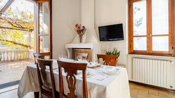 Luxury Apartment, Balcony, Courtyard View | Dining