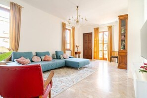 Luxury-Apartment, Balkon, Blick auf den Innenhof | Wohnbereich