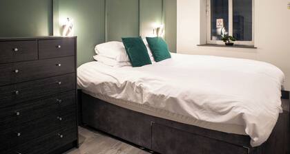 Central Bradford Apt With Super King Bed | Workspace | Fast Wi-Fi | Netflix
