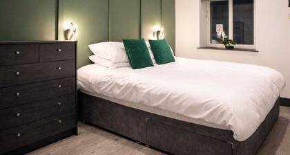 Central Bradford Apt With Super King Bed | Workspace | Fast Wi-Fi | Netflix