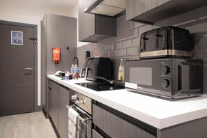 Private kitchen - Central Bradford Apt With Super King Bed | Workspace | Fast Wi-Fi | Netflix (Bradford)