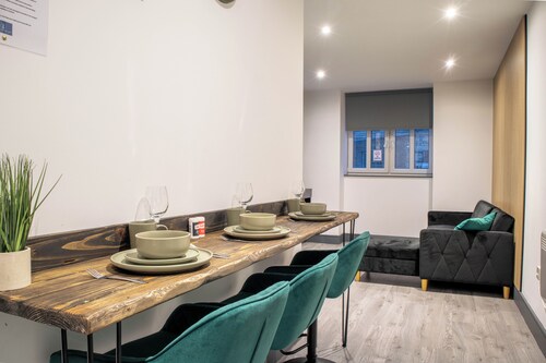 Central Bradford Apt With Super King Bed | Workspace | Fast Wi-Fi | Netflix