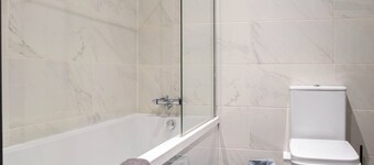 Central Bradford Apt With Super King Bed | Workspace | Fast Wi-Fi | Netflix