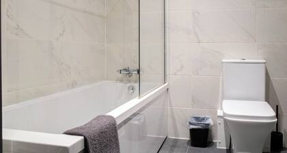 Central Bradford Apt With Super King Bed | Workspace | Fast Wi-Fi | Netflix