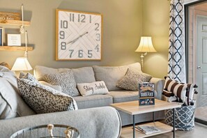 Apartamento, varias camas, patio, vistas al jardín (Twin Lakes Getaway) | Zona de estar