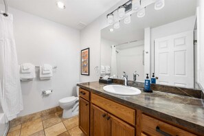 Hair dryer, towels, soap, shampoo - 3BR Riverside Condo - Pool, Hot Tub, Game Room (Estes Park)