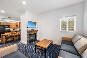 Televisión, chimenea, reproductor de DVD y tenis de mesa 