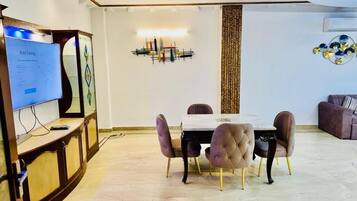 Superior Apartment, Balcony, City View | Dining