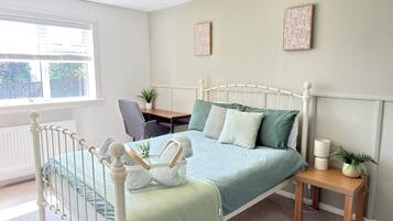 2 bedrooms, iron/ironing board, WiFi (free)
