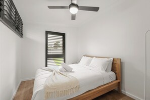 4 bedrooms, free WiFi, bed sheets - Beachside Escape | 100m to Beach | Walk to Cafés (Cowes)