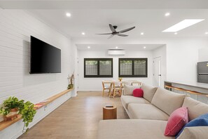 Smart TV, futbolito y libros 