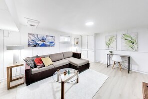 Smart TV - Welcoming 4bed townhome in DC 8 minute walk to Metro Train Station - Orange Line (Washington)
