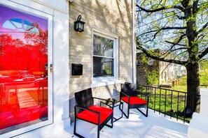 Terrace/patio - Welcoming 4bed townhome in DC 8 minute walk to Metro Train Station - Orange Line (Washington)