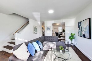 Smart TV - Welcoming 4bed townhome in DC 8 minute walk to Metro Train Station - Orange Line (Washington)