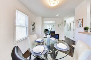 Dining - Welcoming 4bed townhome in DC 8 minute walk to Metro Train Station - Orange Line (Washington)