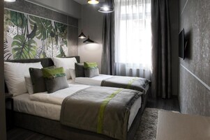 Habitación estándar con 1 cama doble o 2 individuales, vistas a la ciudad | Ropa de cama hipoalergénica, escritorio, wifi gratis y ropa de cama