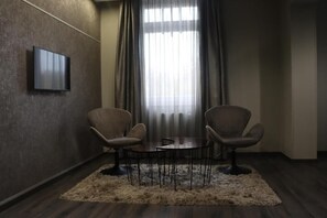 Habitación estándar con 1 cama doble o 2 individuales, vistas a la ciudad | Interior