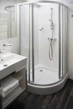 Einzelzimmer, Stadtblick | Badezimmer