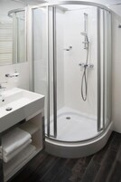 Habitación individual, vistas a la ciudad | Baño | Ducha, artículos de higiene personal gratuitos y secador de pelo