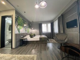Habitación estándar con 1 cama doble o 2 individuales, vistas a la ciudad | Ropa de cama hipoalergénica, escritorio, wifi gratis y ropa de cama