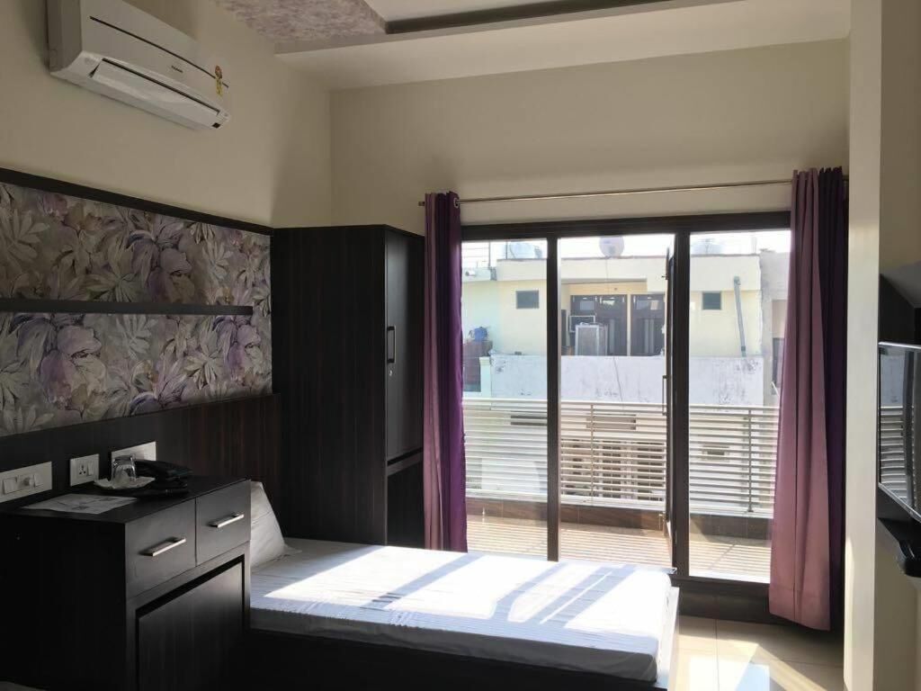 Chambre avec lits jumeaux, balcon, vue jardin