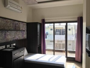 Chambre avec lits jumeaux, balcon, vue jardin