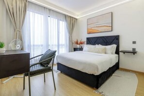 Tabla de planchar con plancha, wifi y ropa de cama 