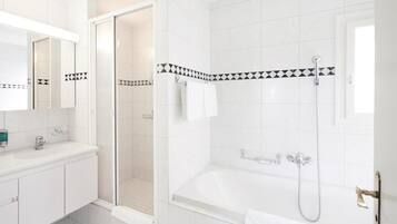 Junior Suite, Balcony, River View | Bathroom